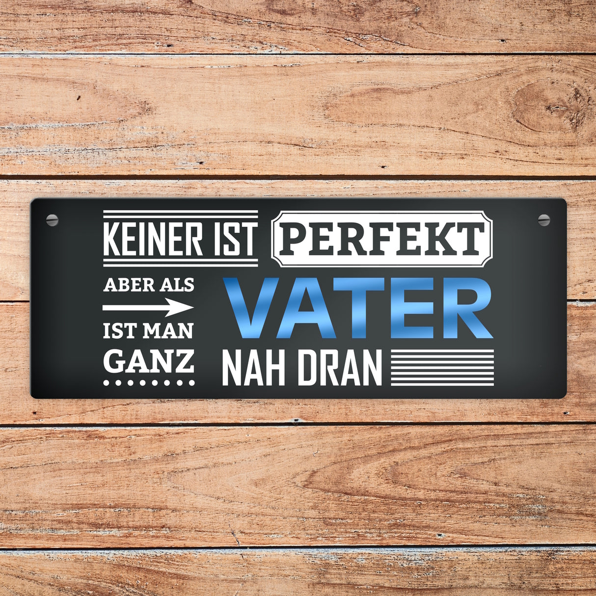 Metallschild mit Spruch: Keiner ist perfekt, aber als Vater ist man ganz nah dran