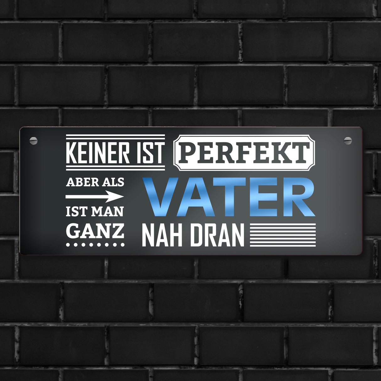Metallschild mit Spruch: Keiner ist perfekt, aber als Vater ist man ganz nah dran