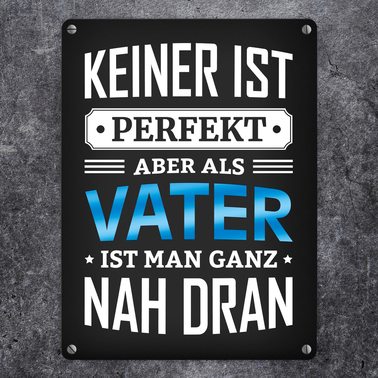 Metallschild mit Spruch: Keiner ist perfekt, aber als Vater ist man ganz nah dran