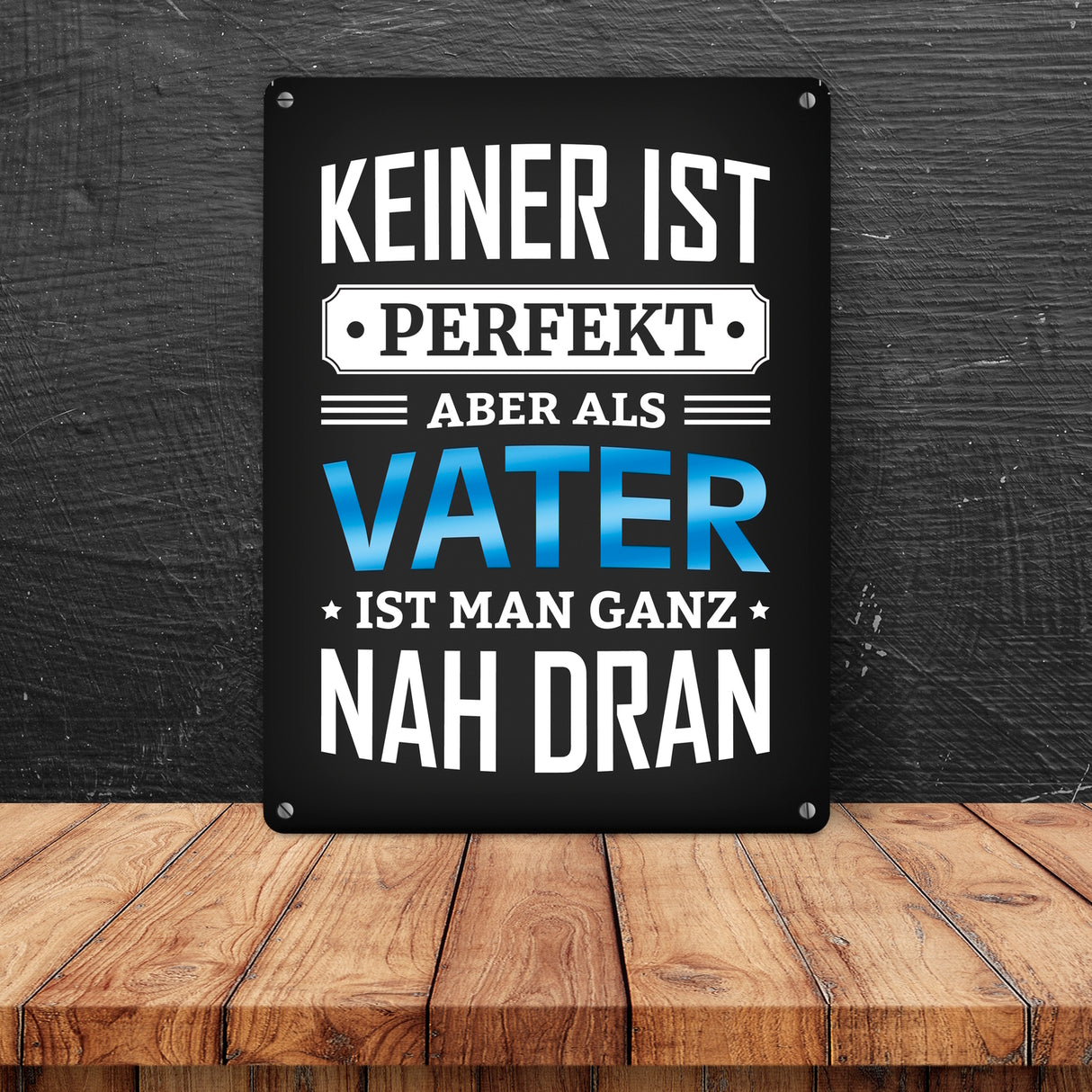 Metallschild mit Spruch: Keiner ist perfekt, aber als Vater ist man ganz nah dran