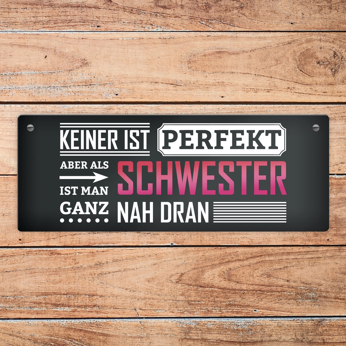Metallschild mit Spruch: Keiner ist perfekt, aber als Schwester ist man ganz nah dran