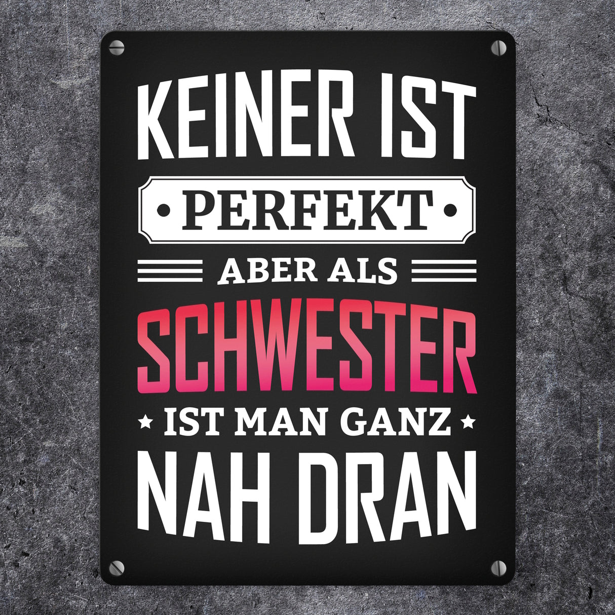 Metallschild mit Spruch: Keiner ist perfekt, aber als Schwester ist man ganz nah dran