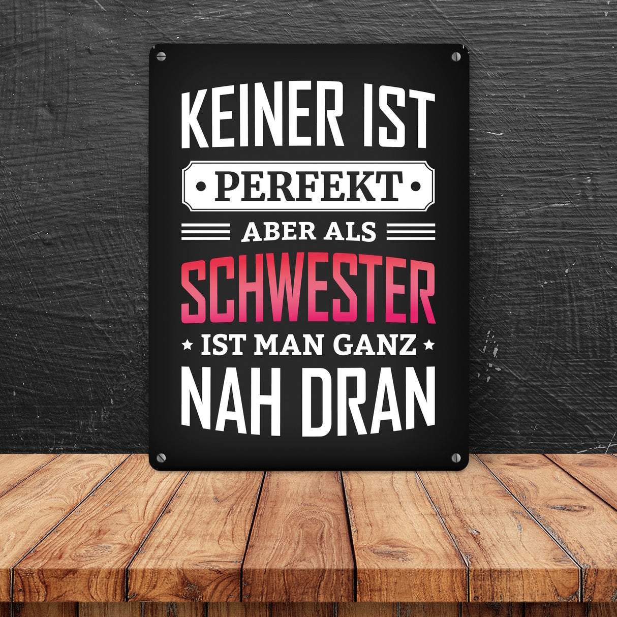Metallschild mit Spruch: Keiner ist perfekt, aber als Schwester ist man ganz nah dran