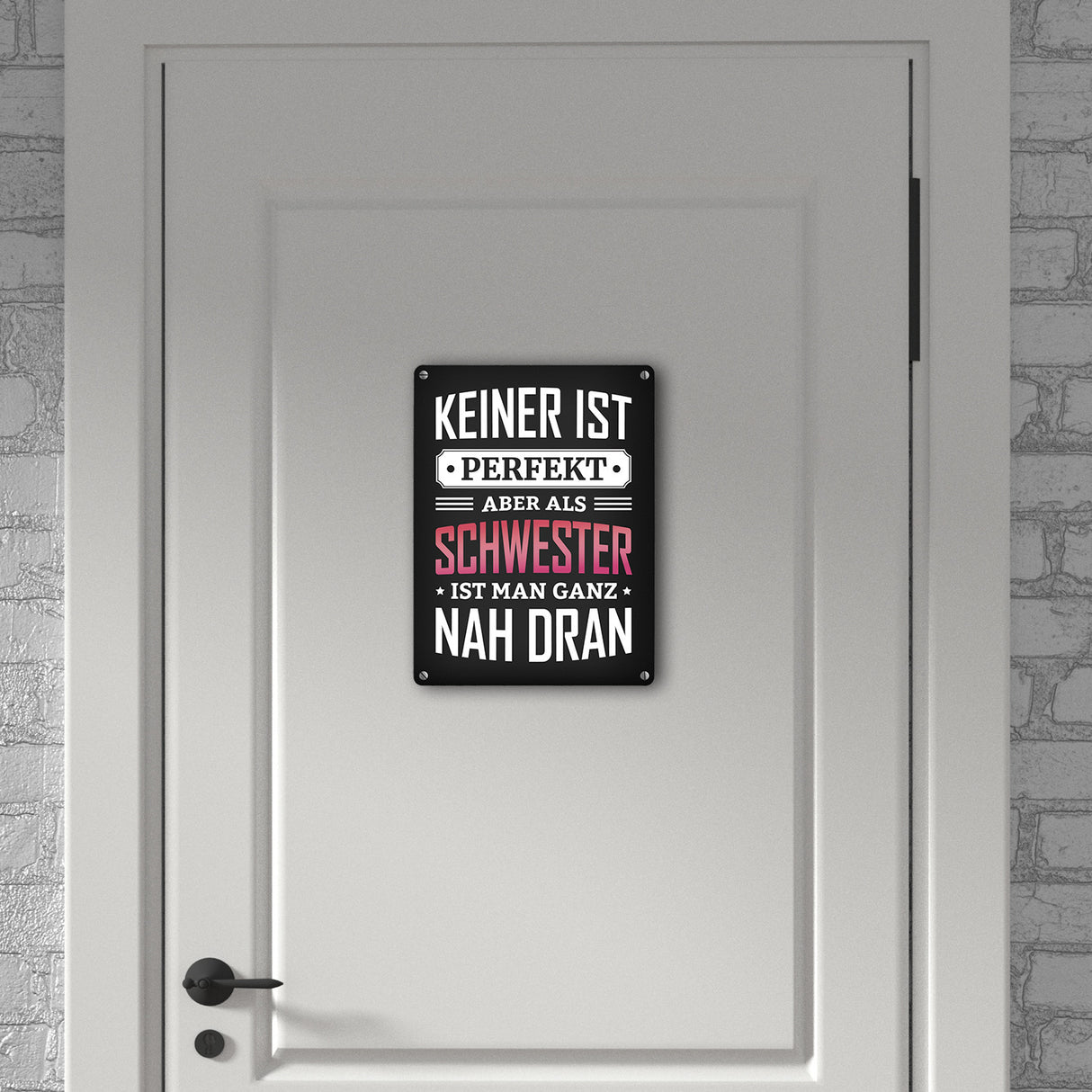 Metallschild mit Spruch: Keiner ist perfekt, aber als Schwester ist man ganz nah dran