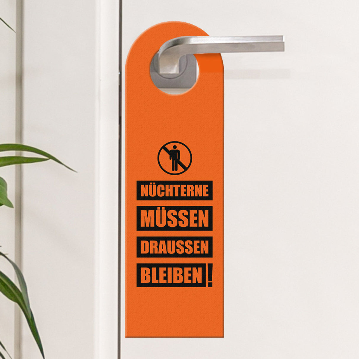 Party Türhänger in Orange mit Spruch: Nüchterne müssen draussen bleiben