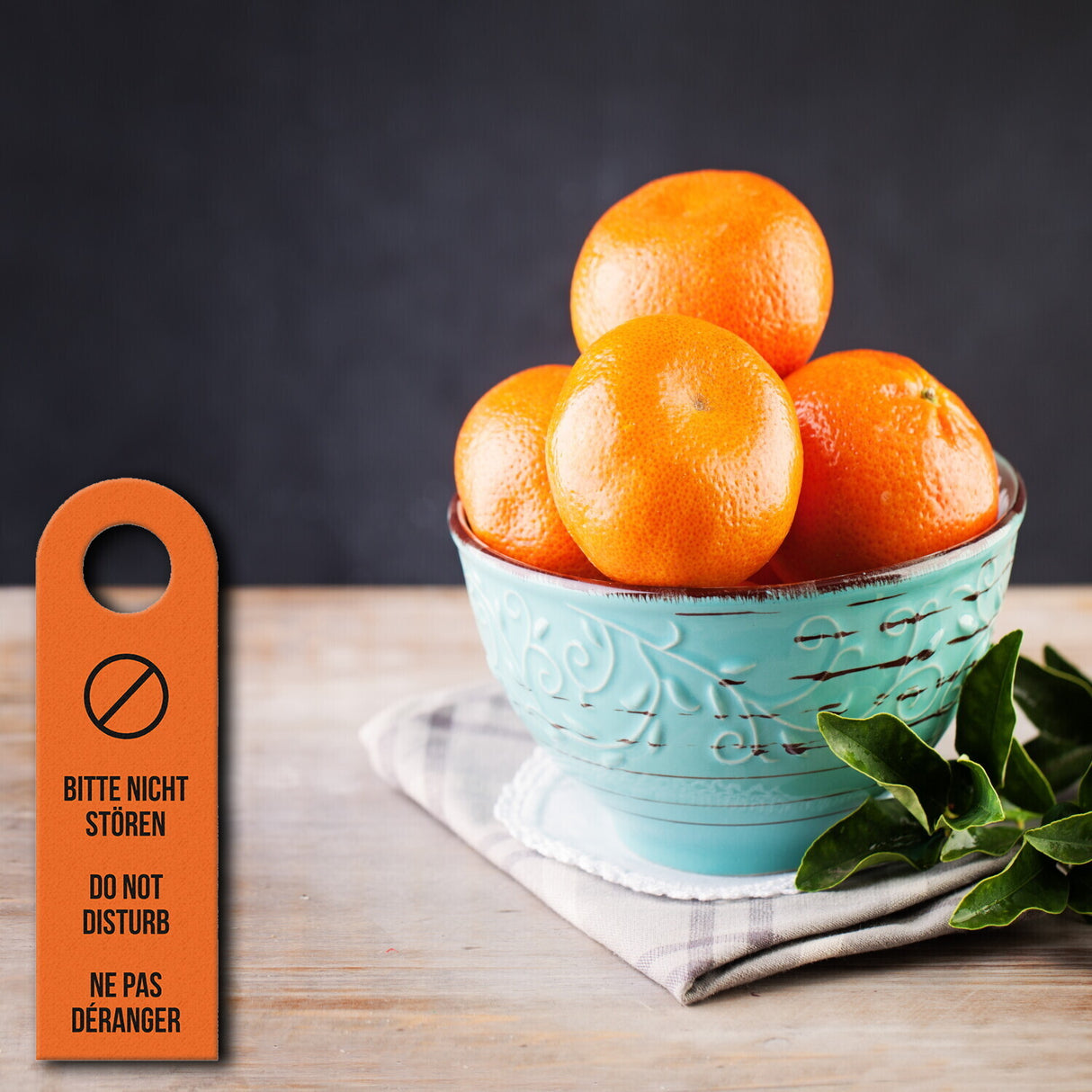 Bitte nicht stören oder Bitte Zimmer reinigen Sprachen-Türhänger in orange