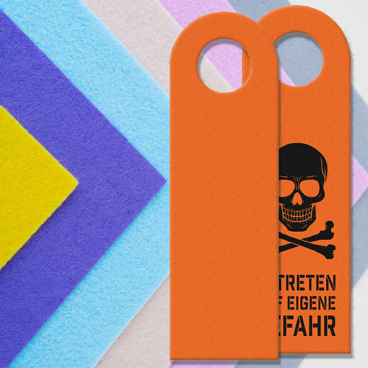 Betreten auf eigene Gefahr Türhänger mit Totenkopf Motiv in Orange