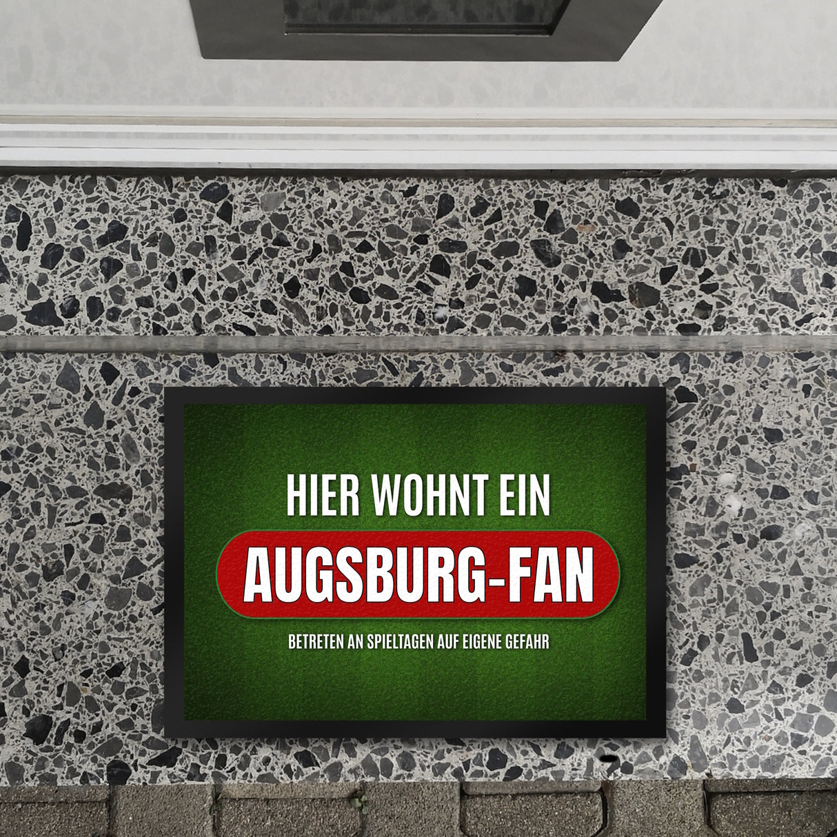 Hier wohnt ein Augsburg-Fan Fußmatte mit Rasen Motiv