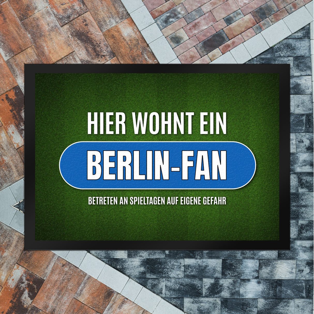 Hier wohnt ein Berlin-Fan Fußmatte mit Rasen Motiv