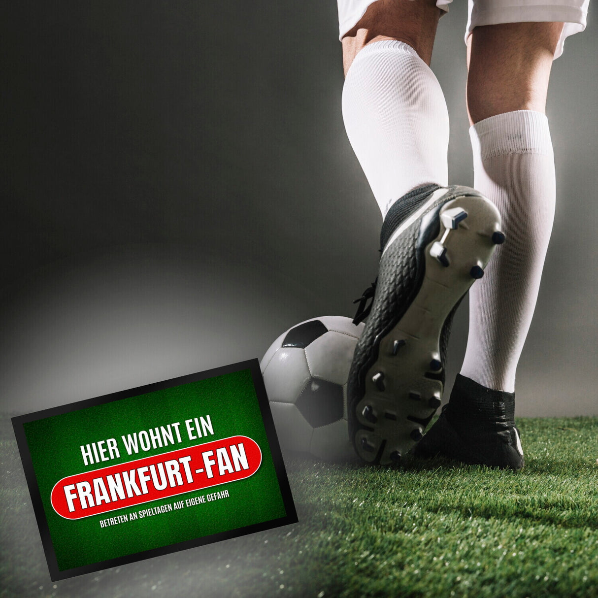Hier wohnt ein Frankfurt-Fan Fußmatte mit Rasen Motiv
