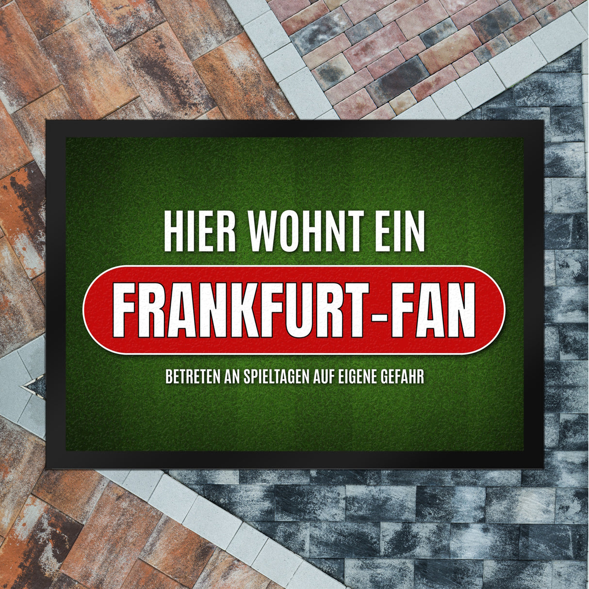 Hier wohnt ein Frankfurt-Fan Fußmatte mit Rasen Motiv