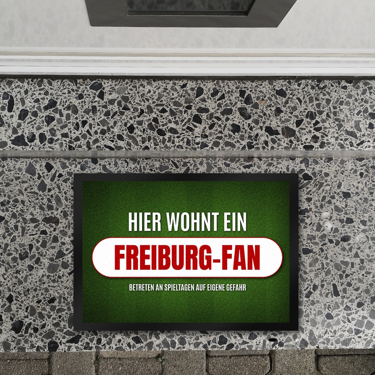 Hier wohnt ein Freiburg-Fan Fußmatte mit Rasen Motiv