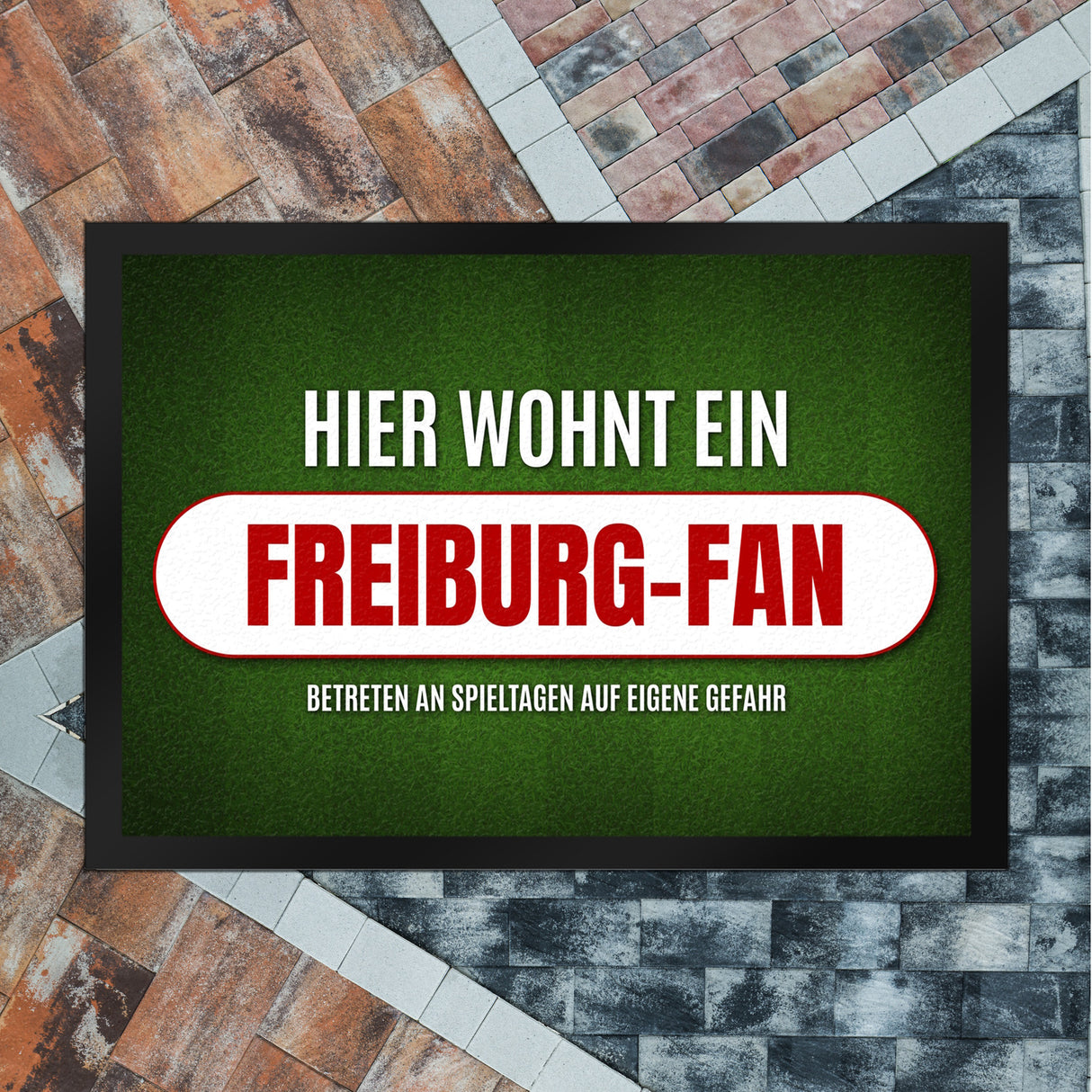 Hier wohnt ein Freiburg-Fan Fußmatte mit Rasen Motiv