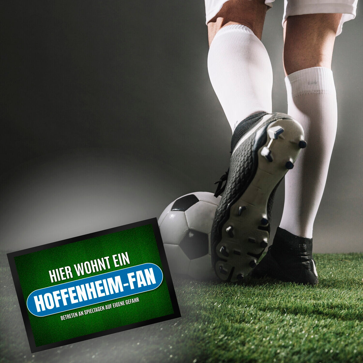 Hier wohnt ein Hoffenheim-Fan Fußmatte mit Rasen Motiv