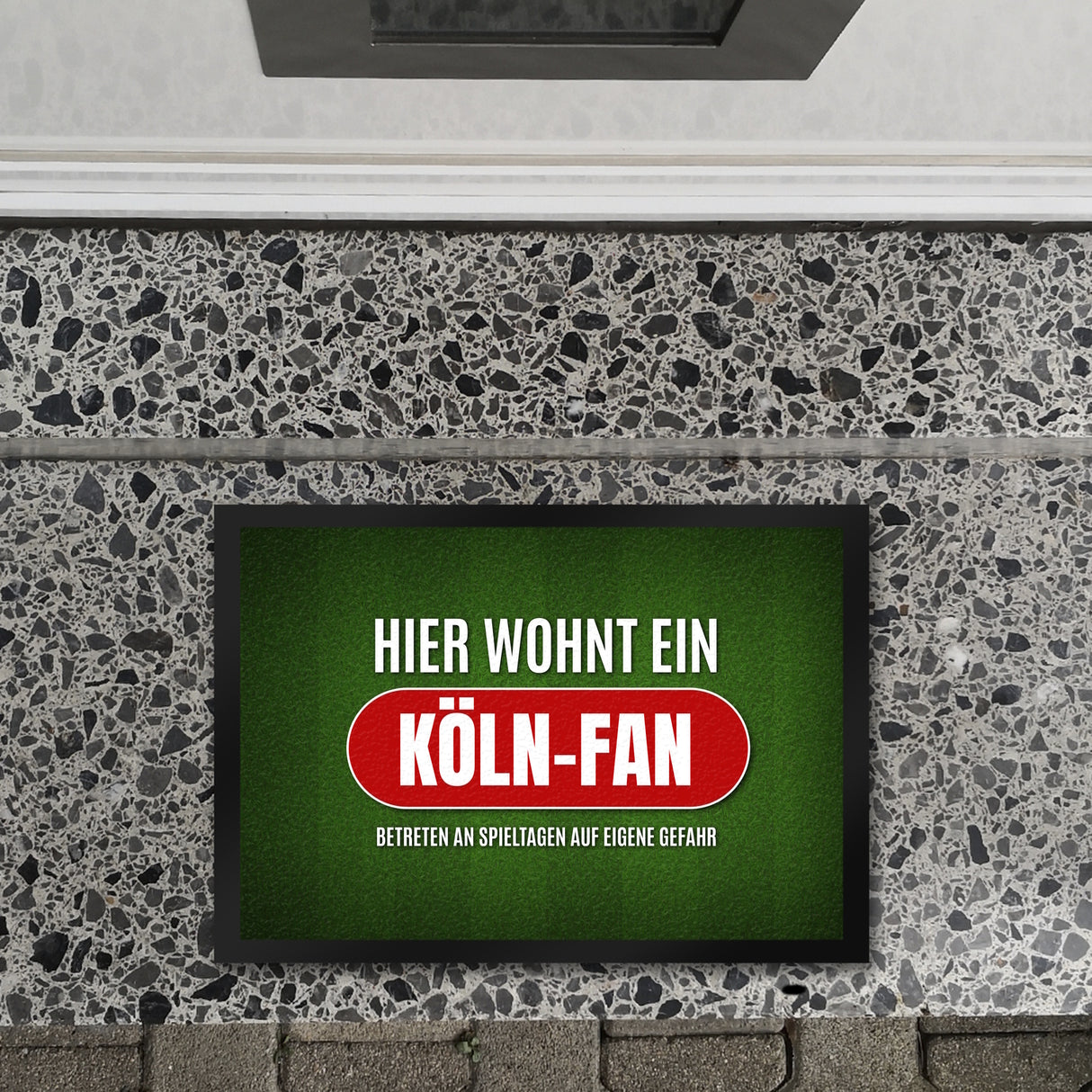 Hier wohnt ein Köln-Fan Fußmatte mit Rasen Motiv
