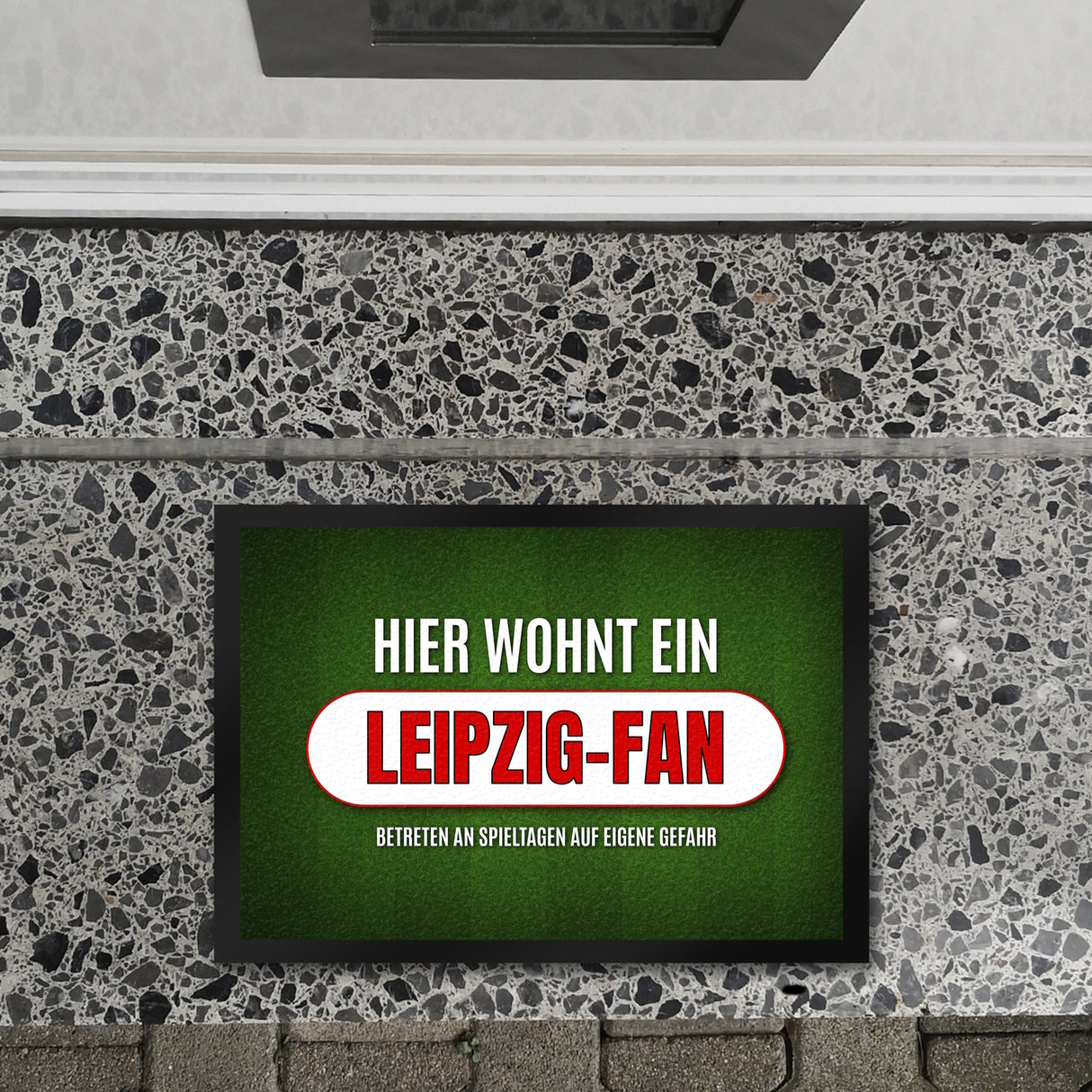 Hier wohnt ein Leipzig-Fan Fußmatte mit Rasen Motiv