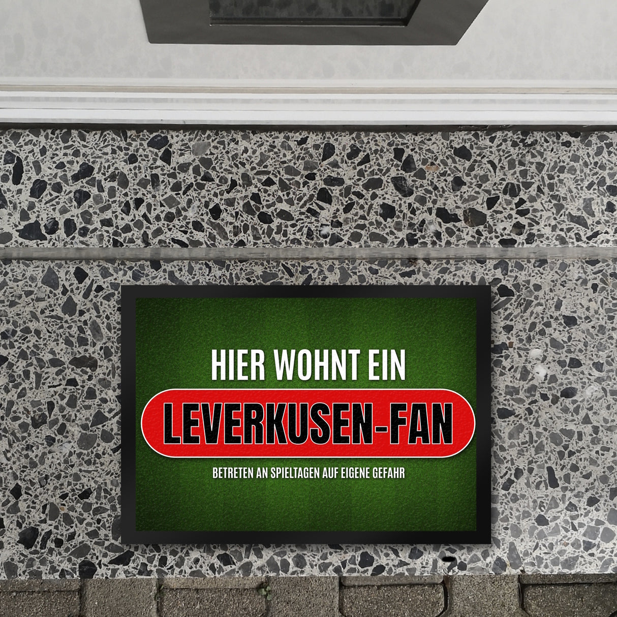 Hier wohnt ein Leverkusen-Fan Fußmatte mit Rasen Motiv