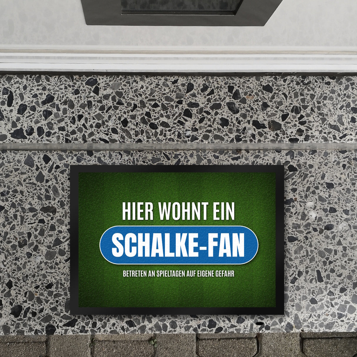 Hier wohnt ein Schalke-Fan Fußmatte mit Rasen Motiv