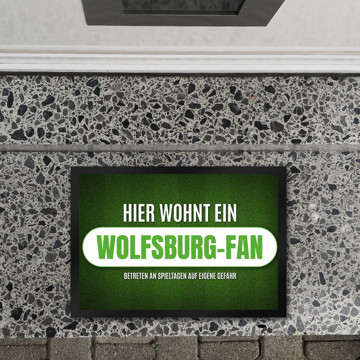 Hier wohnt ein Wolfsburg-Fan Fußmatte mit Rasen Motiv