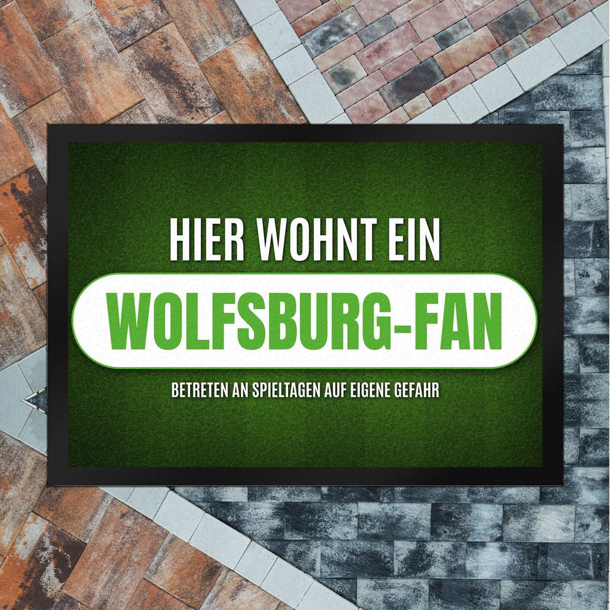 Hier wohnt ein Wolfsburg-Fan Fußmatte mit Rasen Motiv