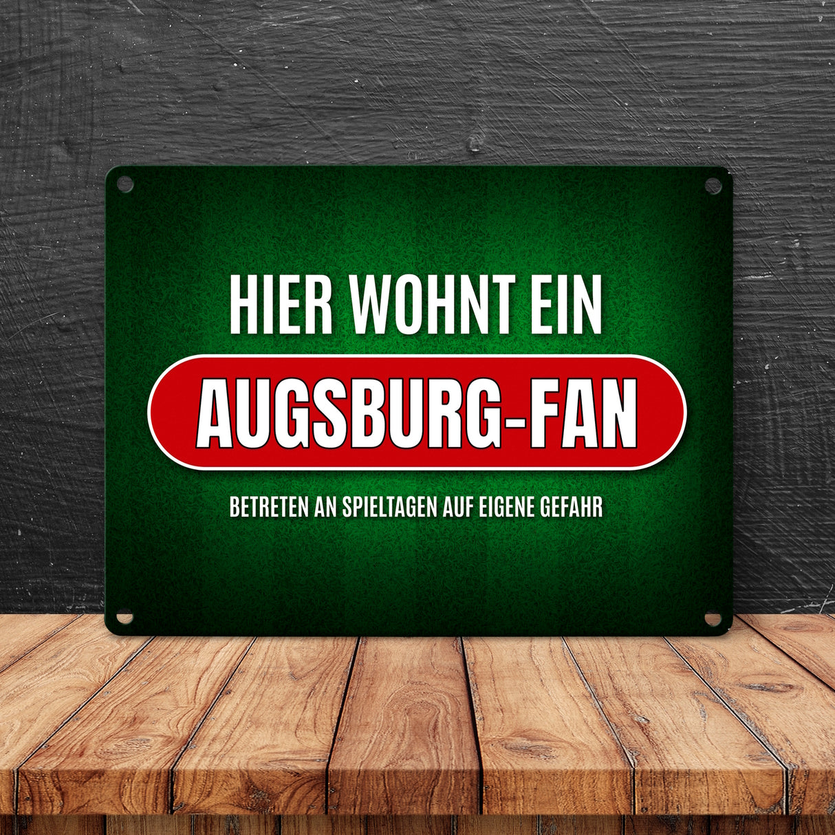 Hier wohnt ein Augsburg-Fan Metallschild mit Rasen Motiv
