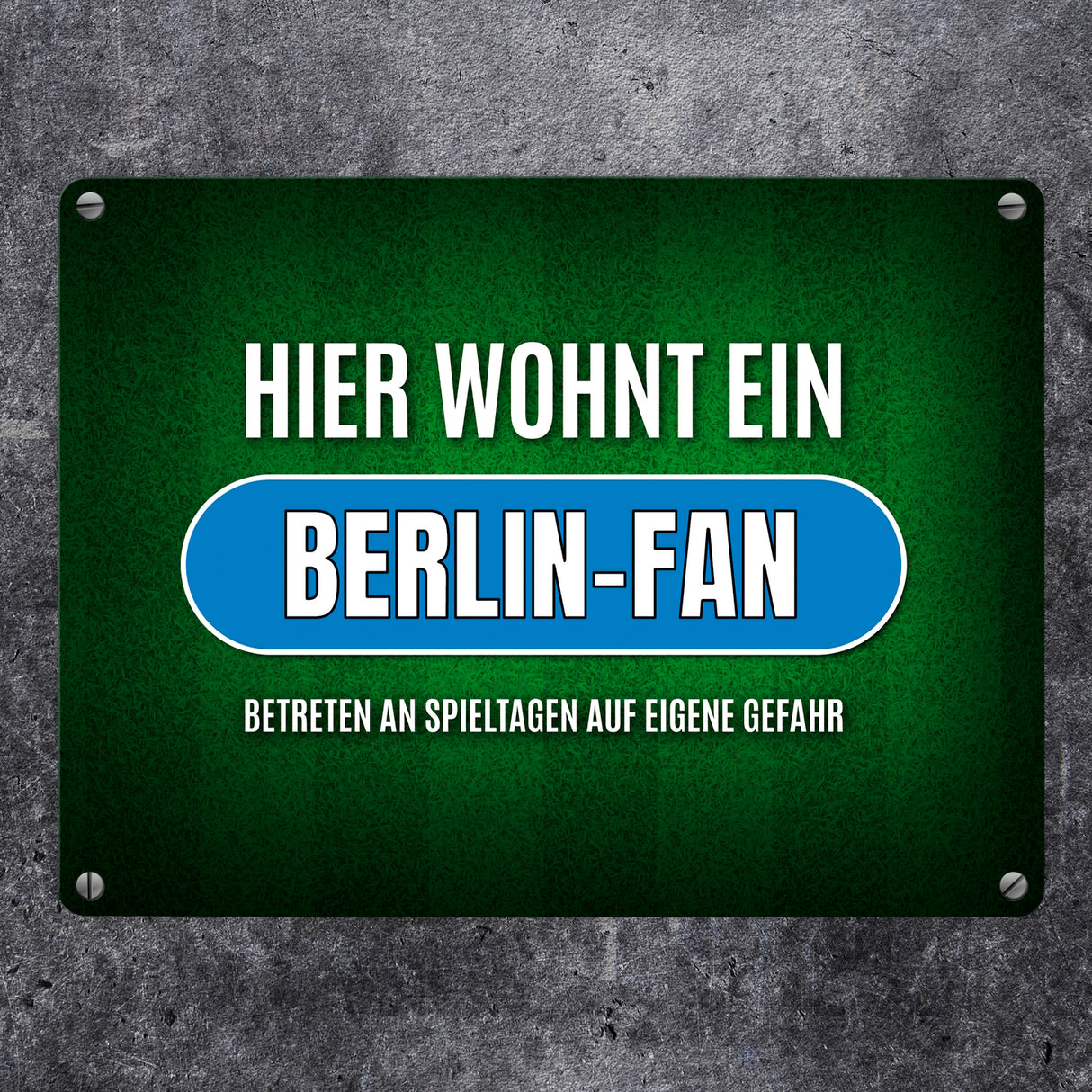 Hier wohnt ein Berlin-Fan -weiß Metallschild mit Rasen Motiv