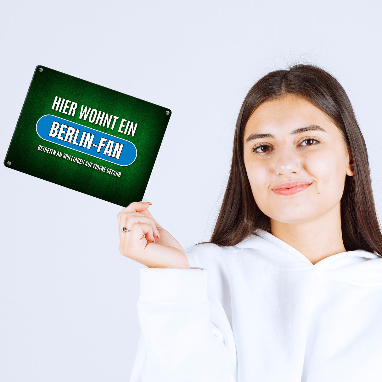 Hier wohnt ein Berlin-Fan -weiß Metallschild mit Rasen Motiv