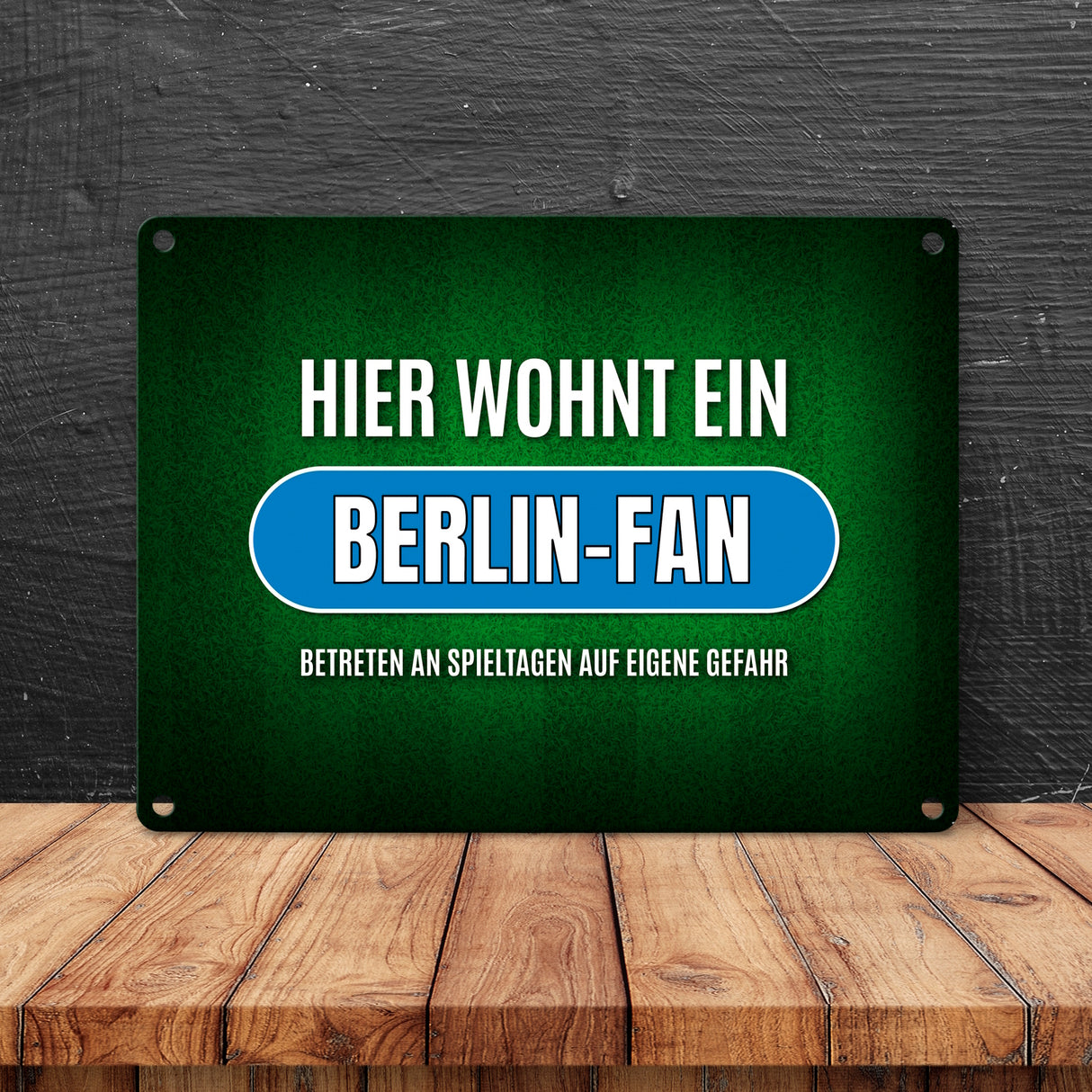 Hier wohnt ein Berlin-Fan -weiß Metallschild mit Rasen Motiv