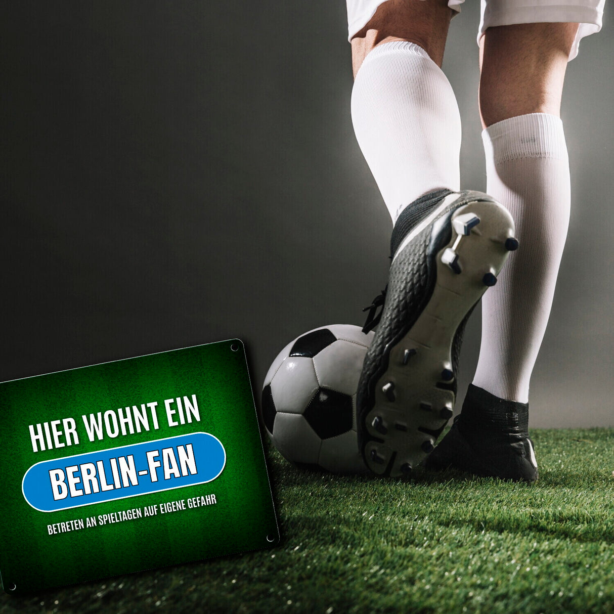 Hier wohnt ein Berlin-Fan -weiß Metallschild mit Rasen Motiv