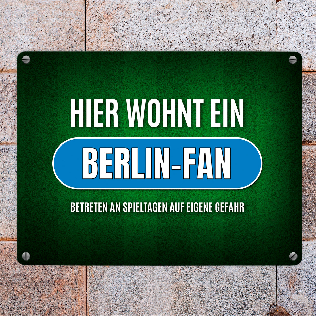 Hier wohnt ein Berlin-Fan -weiß Metallschild mit Rasen Motiv