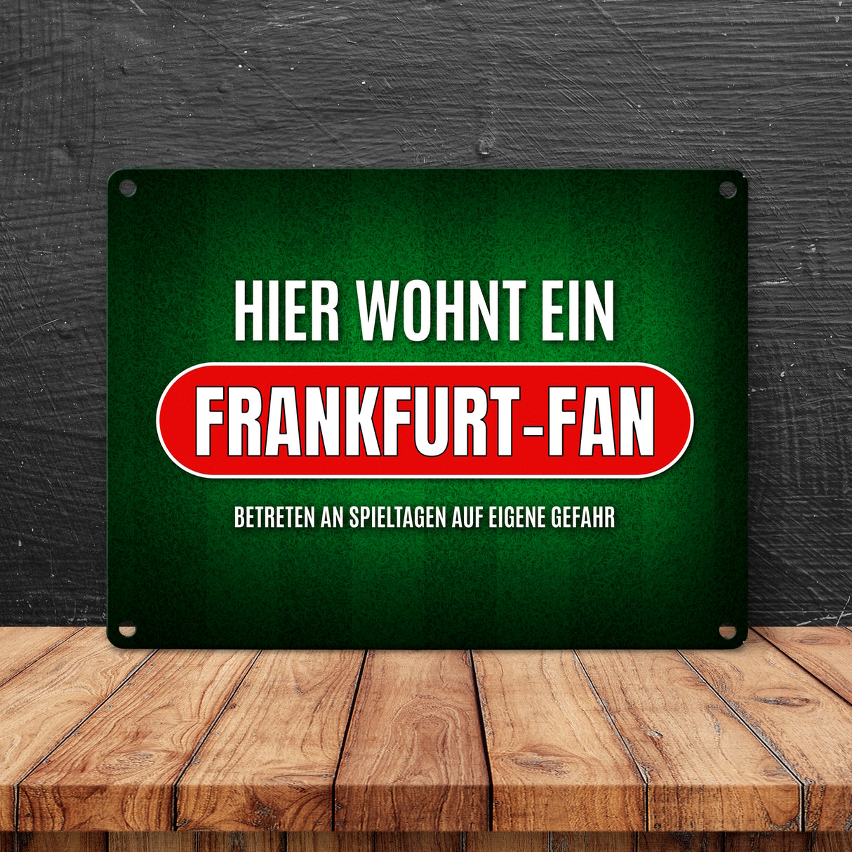 Hier wohnt ein Frankfurt-Fan Metallschild mit Rasen Motiv