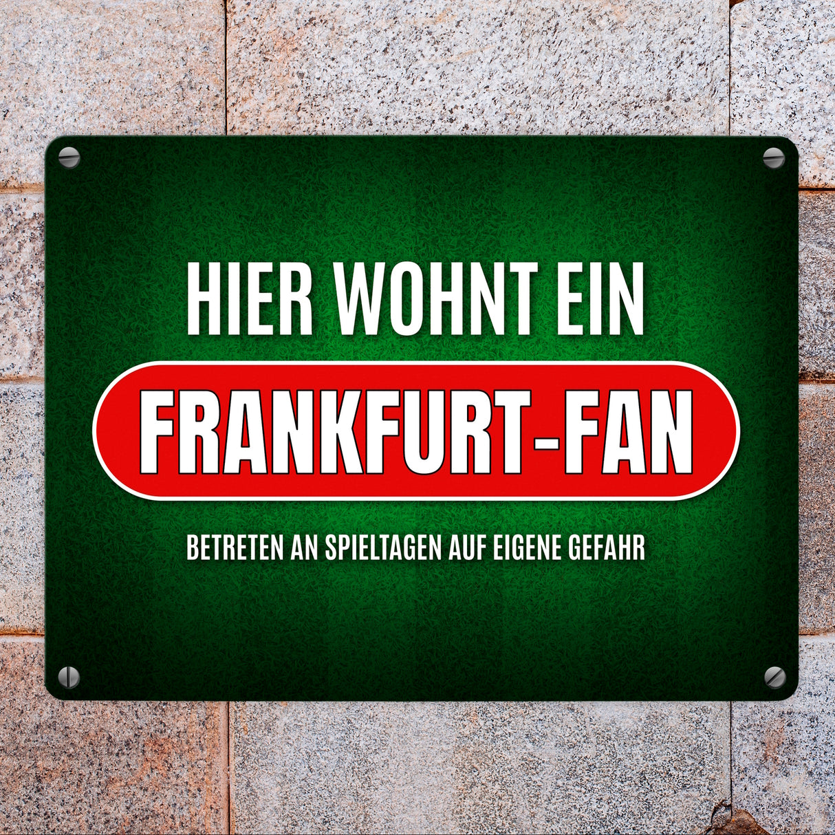 Hier wohnt ein Frankfurt-Fan Metallschild mit Rasen Motiv