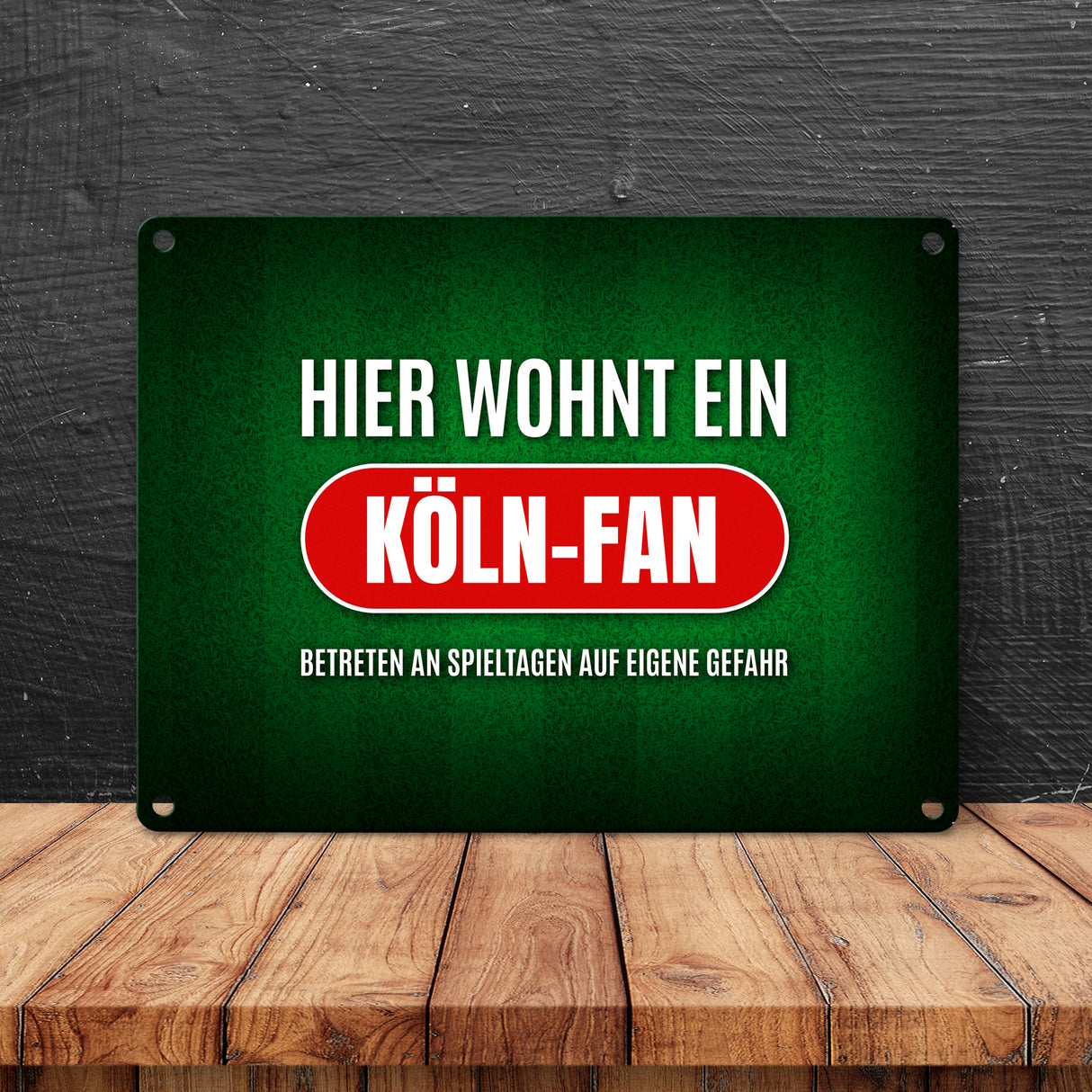 Hier wohnt ein Köln-Fan Metallschild mit Rasen Motiv