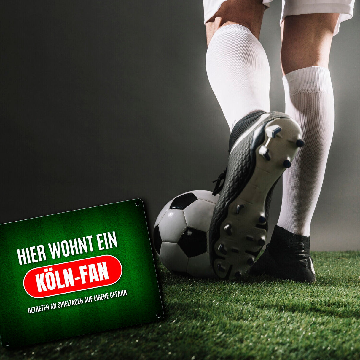 Hier wohnt ein Köln-Fan Metallschild mit Rasen Motiv
