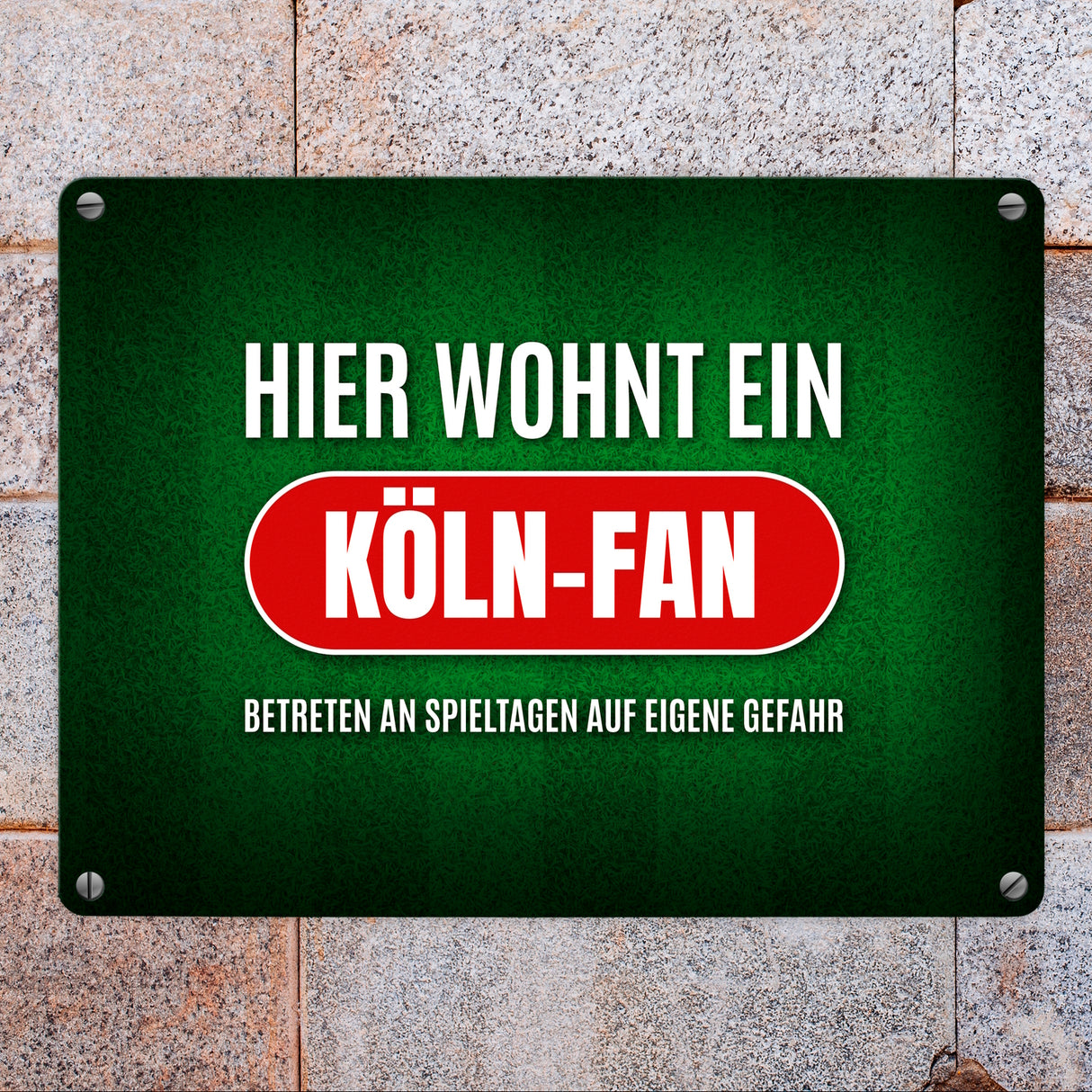 Hier wohnt ein Köln-Fan Metallschild mit Rasen Motiv