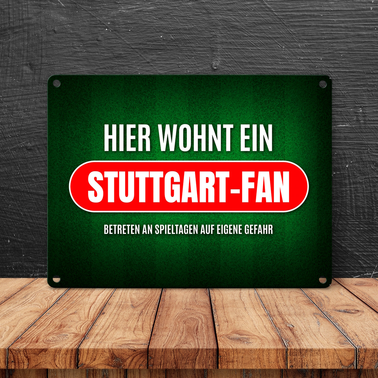 Hier wohnt ein Fußballfan Metallschild mit Rasen Motiv - Fußball Tor Verein Fußballplatz Platz kicken
