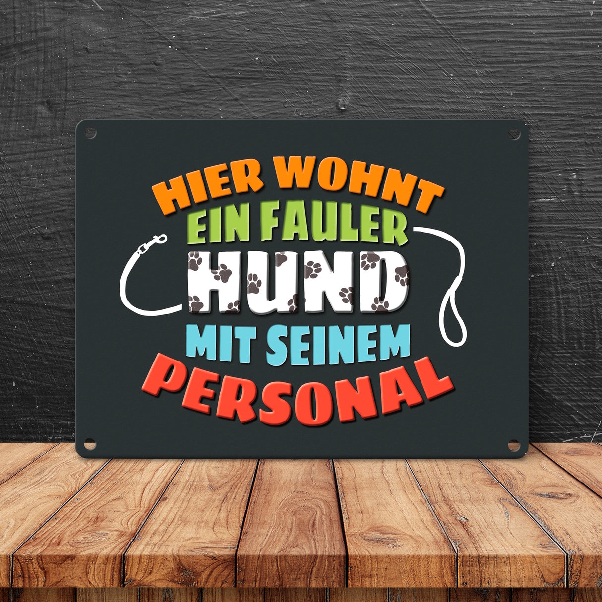 Hier wohnt ein fauler Hund mit seinem Personal Metallschild