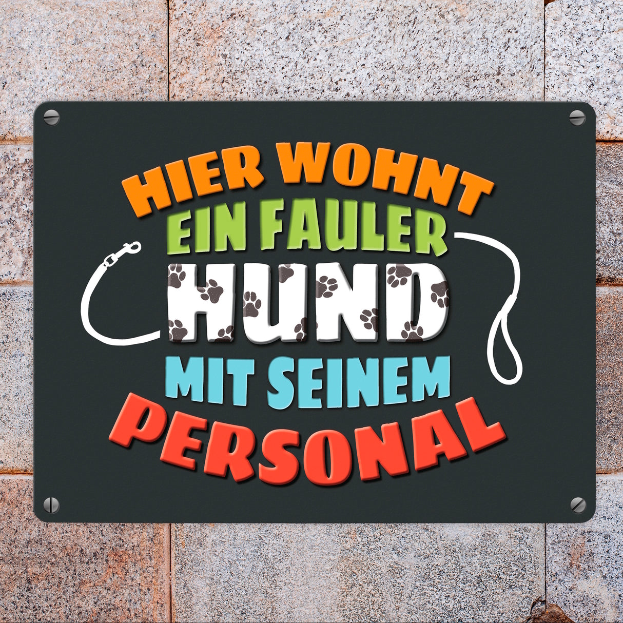 Hier wohnt ein fauler Hund mit seinem Personal Metallschild