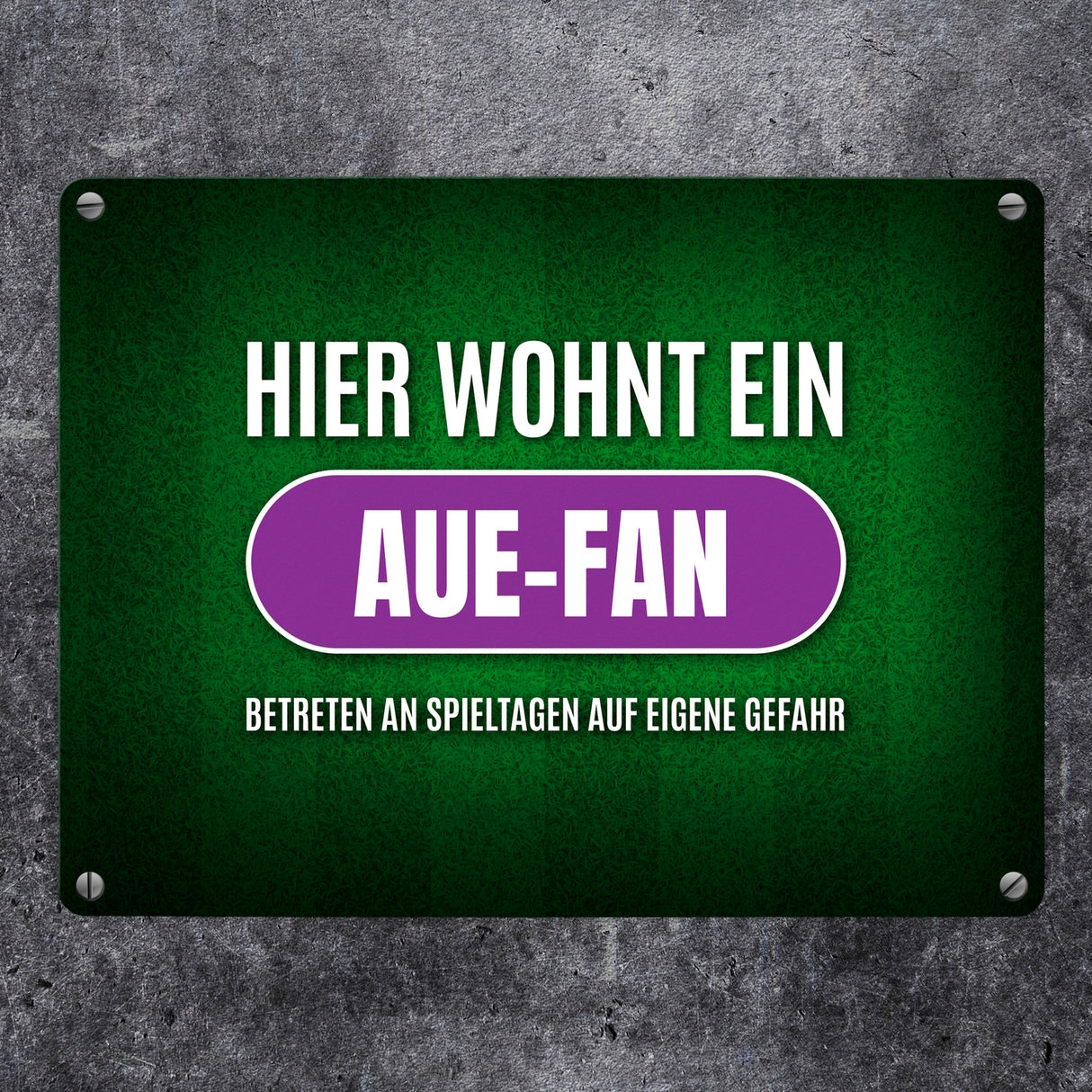 Hier wohnt ein Aue-Fan Metallschild mit Rasen Motiv