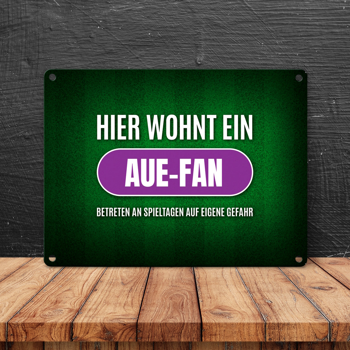 Hier wohnt ein Aue-Fan Metallschild mit Rasen Motiv