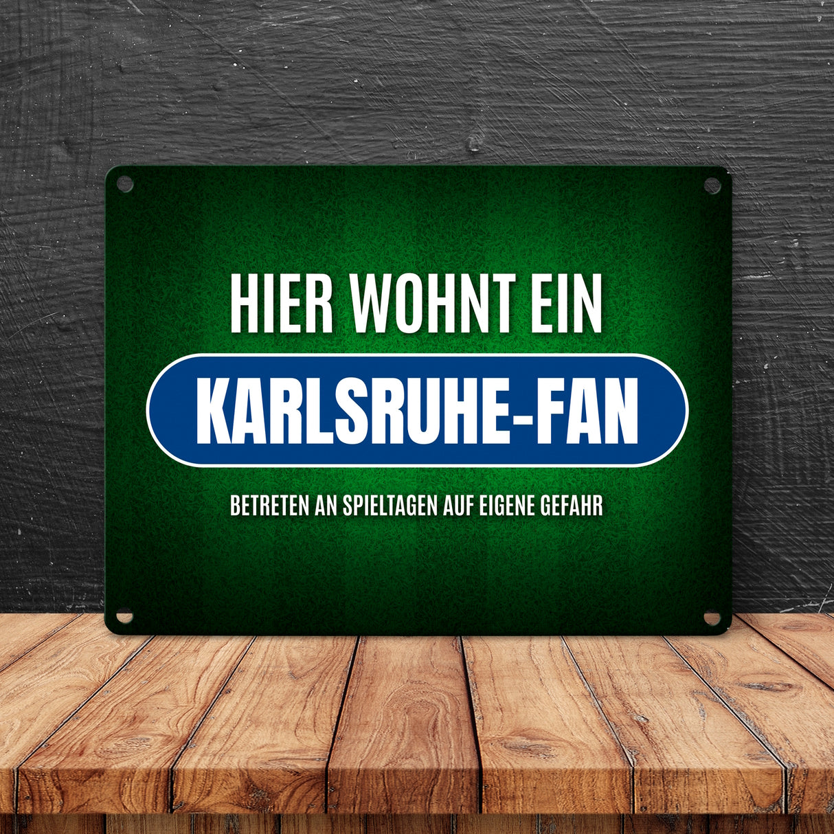 Hier wohnt ein Karlsruhe-Fan Metallschild mit Rasen Motiv