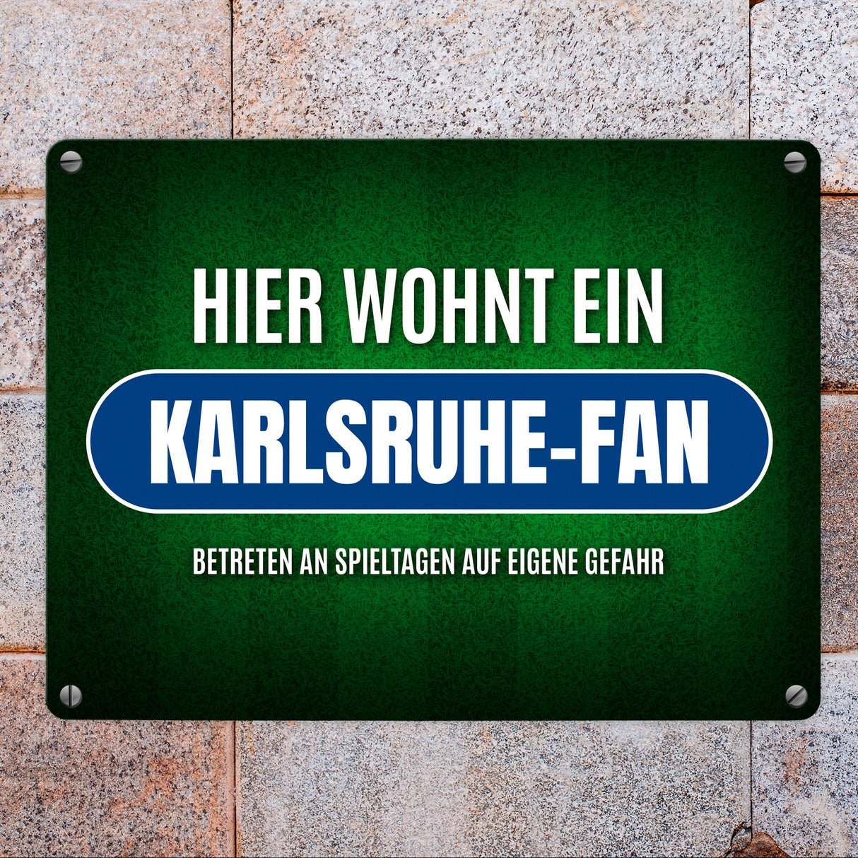 Hier wohnt ein Karlsruhe-Fan Metallschild mit Rasen Motiv