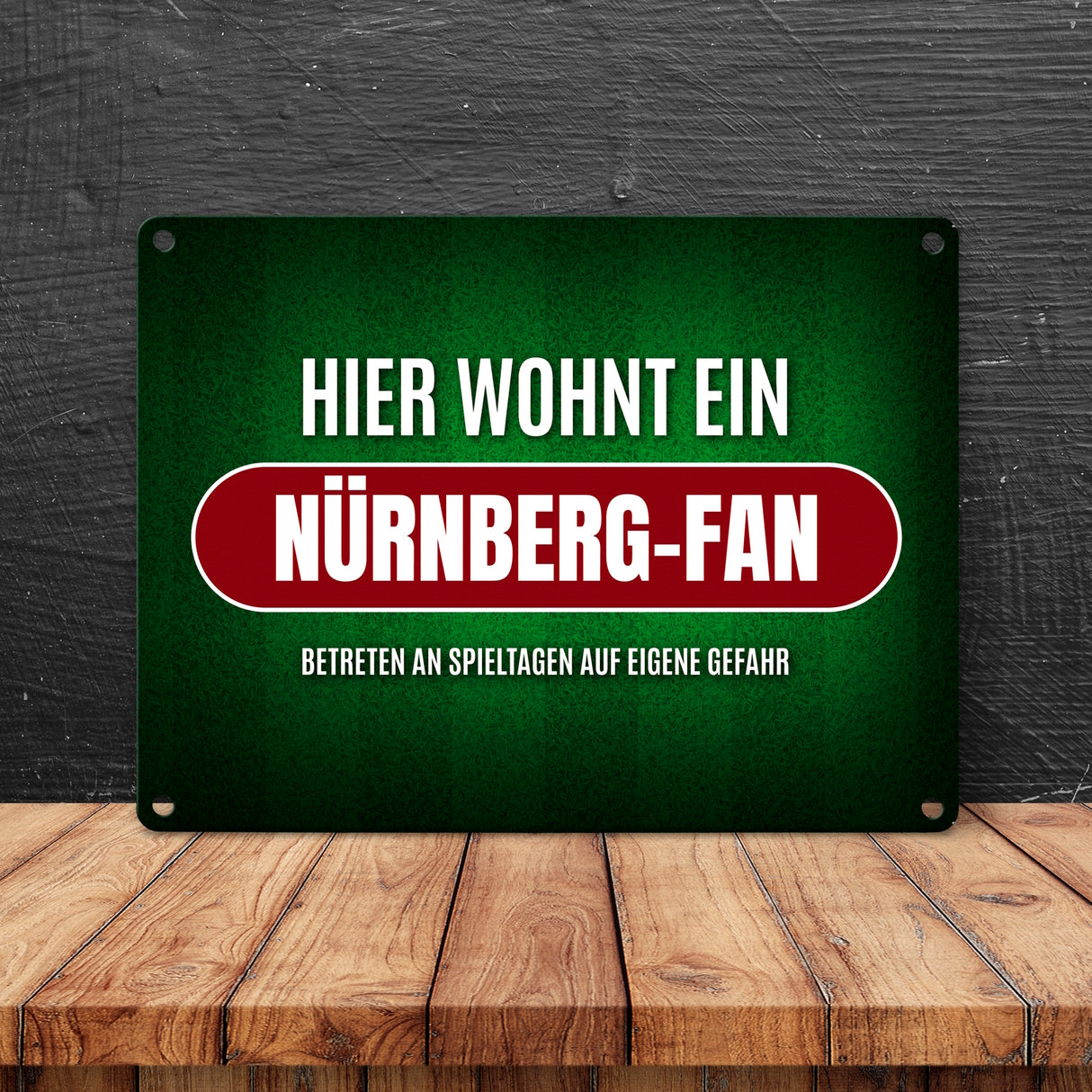 Hier wohnt ein Nürnberg-Fan Metallschild mit Rasen Motiv