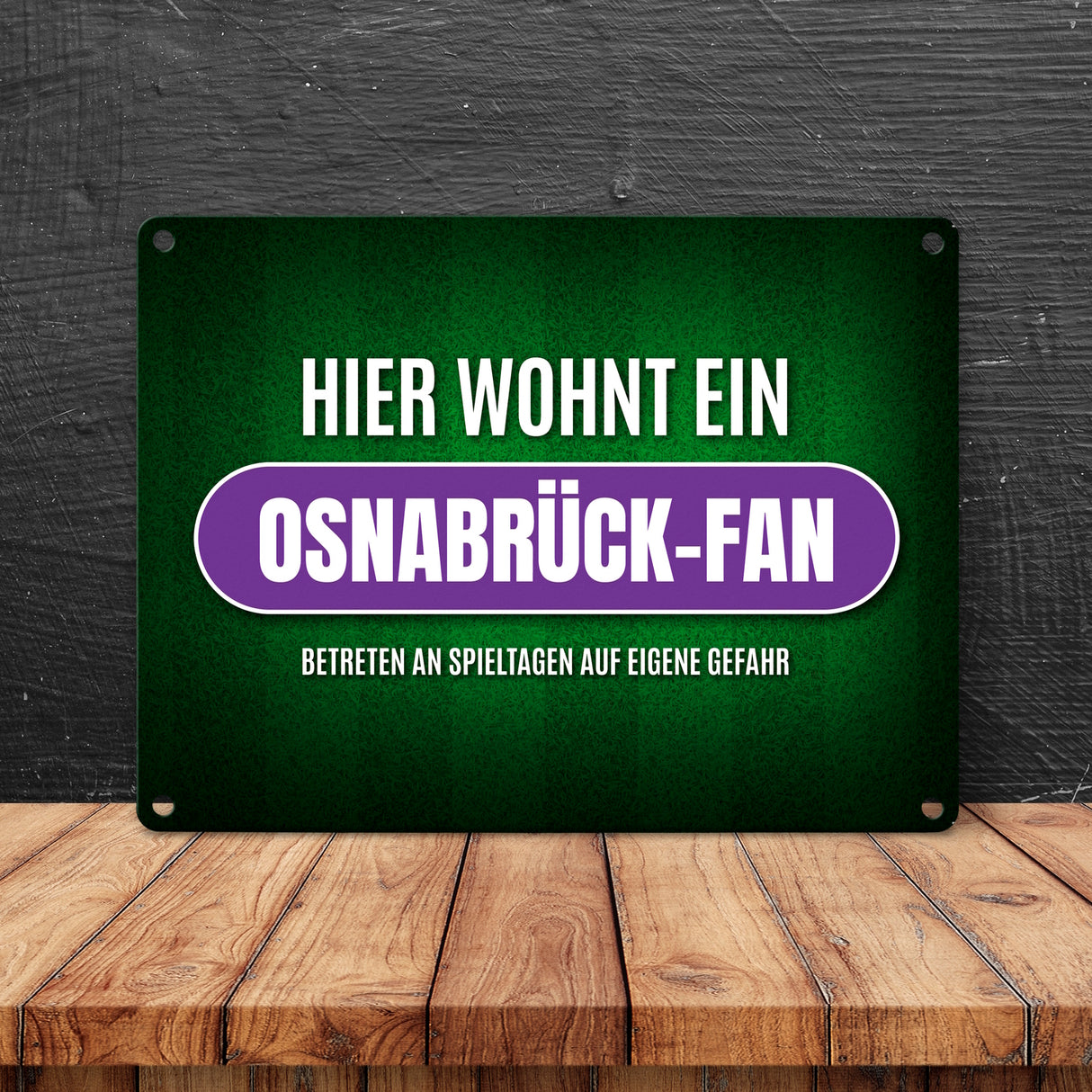 Hier wohnt ein Osnabrück-Fan Metallschild mit Rasen Motiv