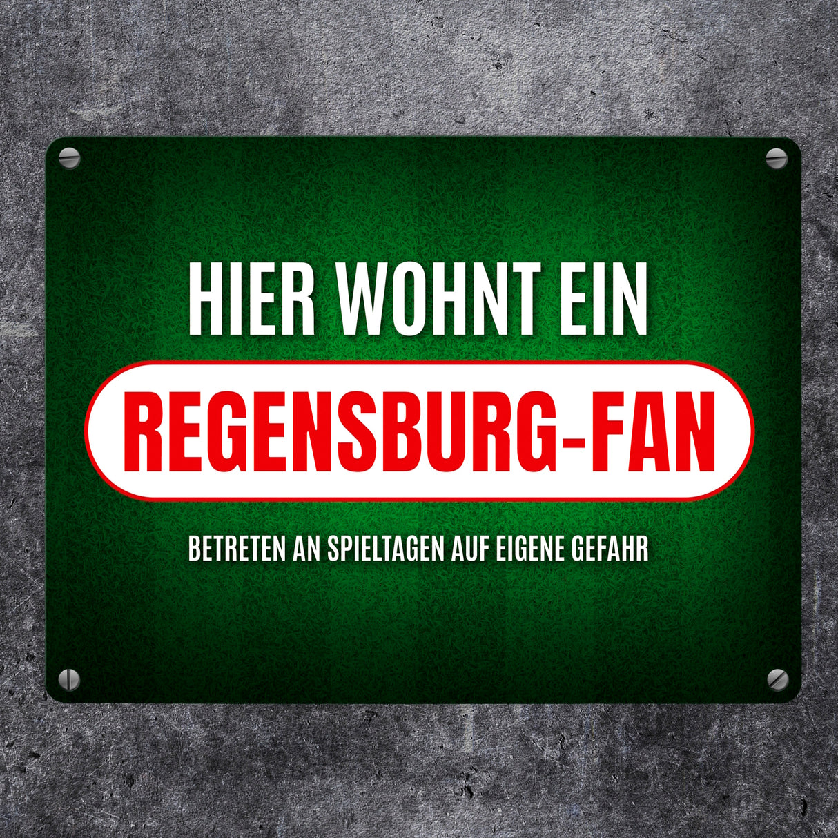 Hier wohnt ein Regensburg-Fan Metallschild mit Rasen Motiv