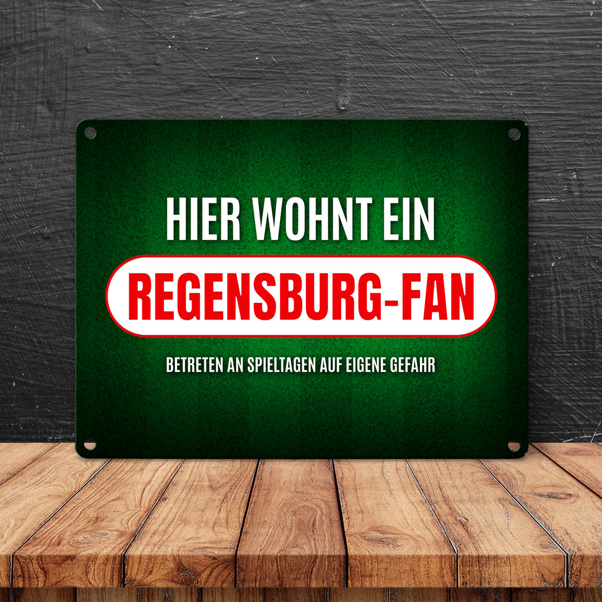 Hier wohnt ein Regensburg-Fan Metallschild mit Rasen Motiv