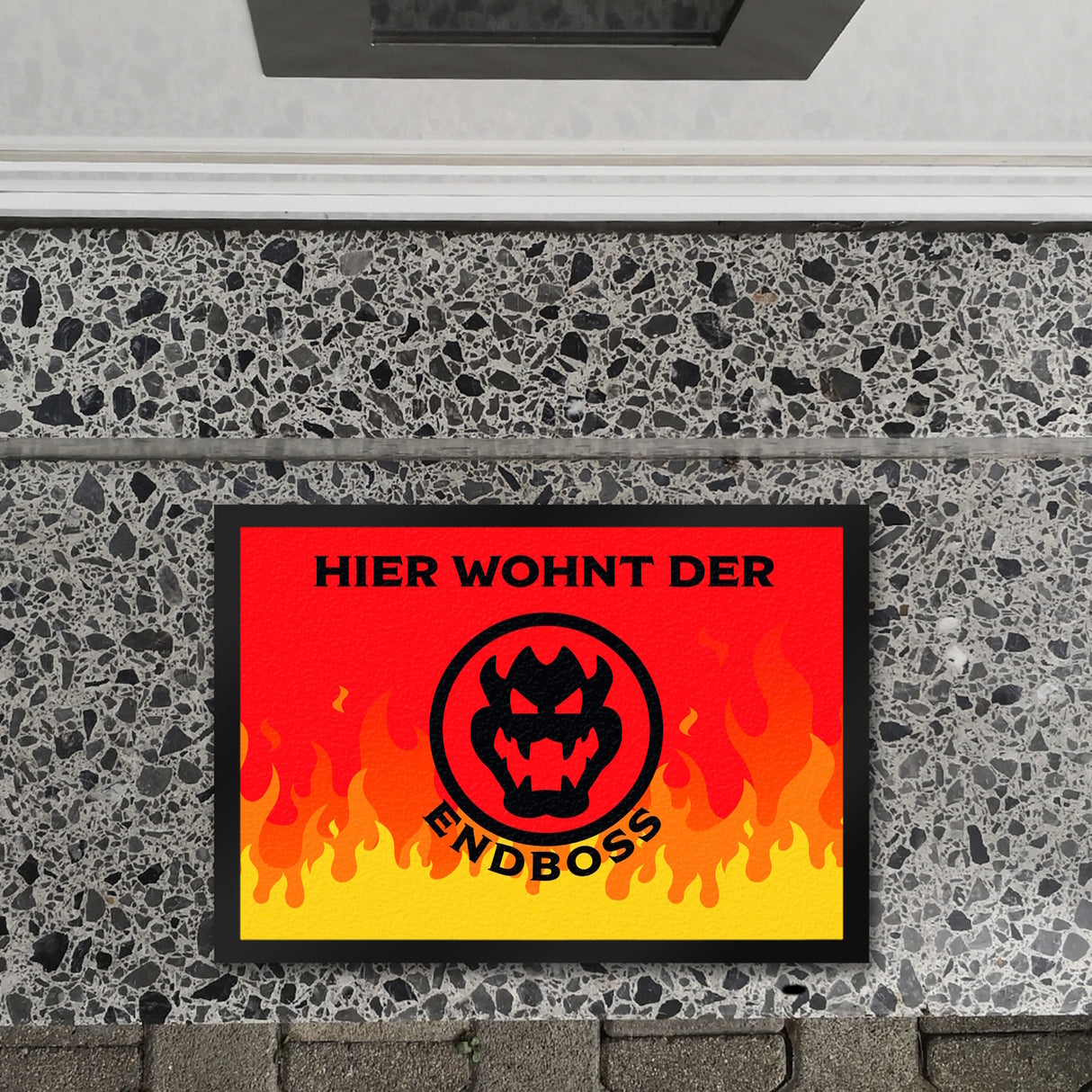 Hier wohnt der Endboss Fußmatte mit Flammenmotiv