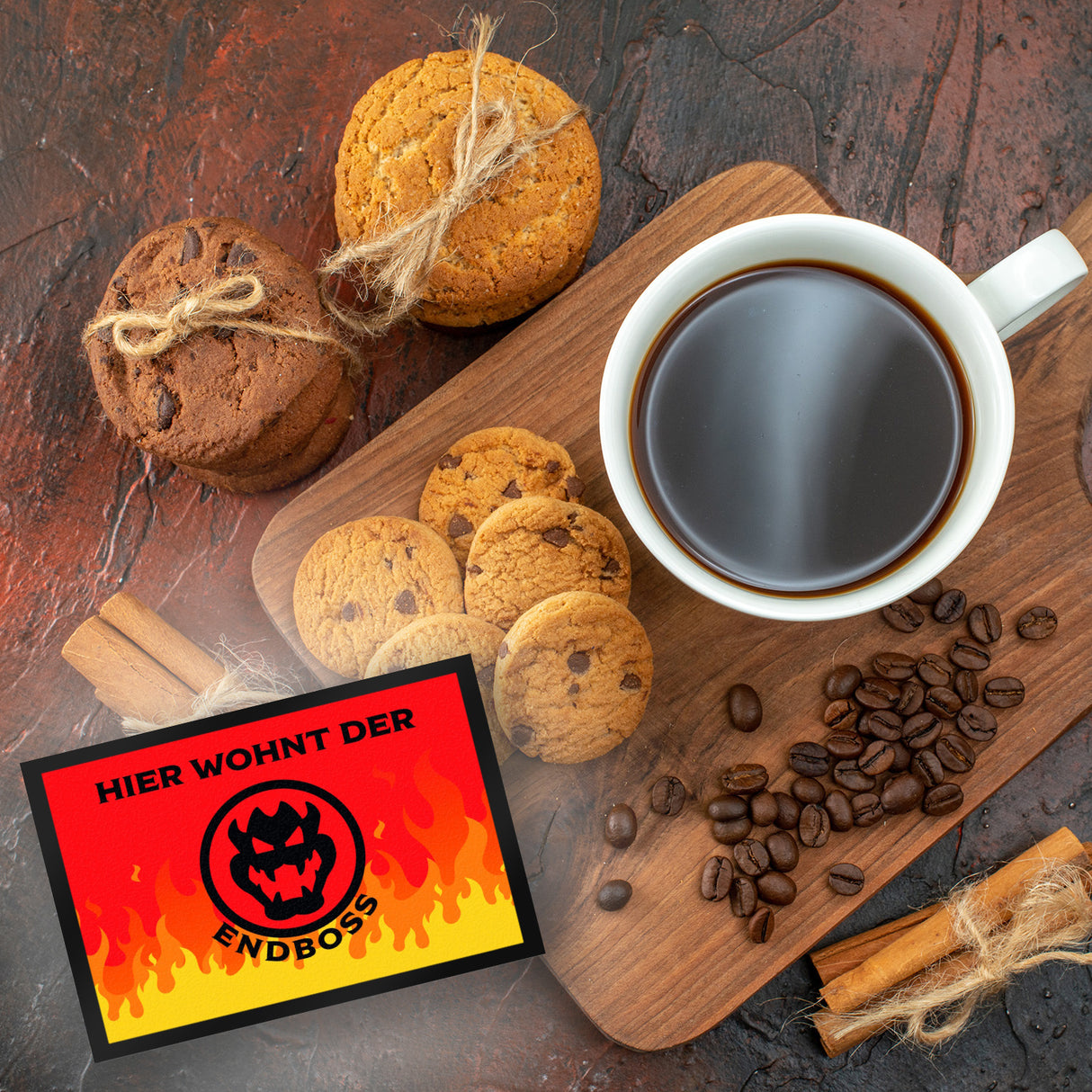 Hier wohnt der Endboss Fußmatte mit Flammenmotiv