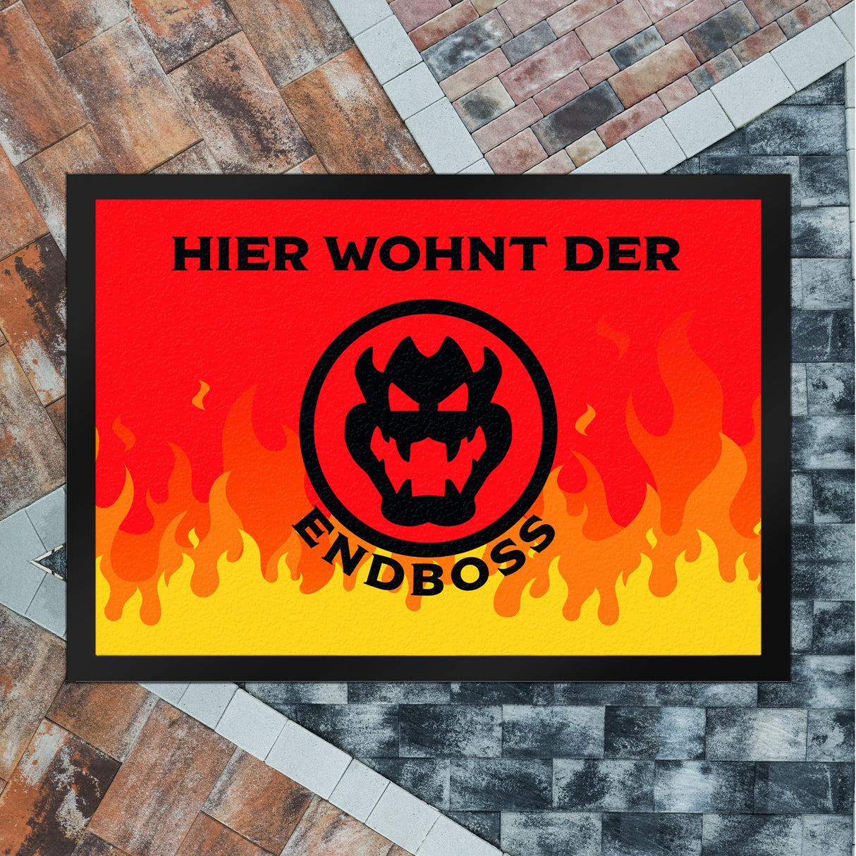 Hier wohnt der Endboss Fußmatte mit Flammenmotiv
