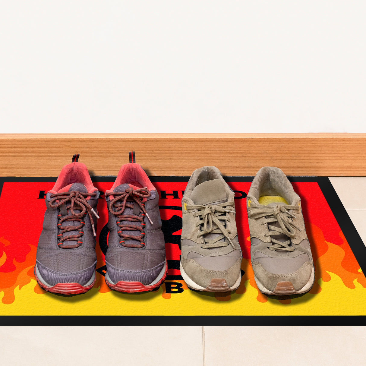 Hier wohnt der Endboss Fußmatte mit Flammenmotiv